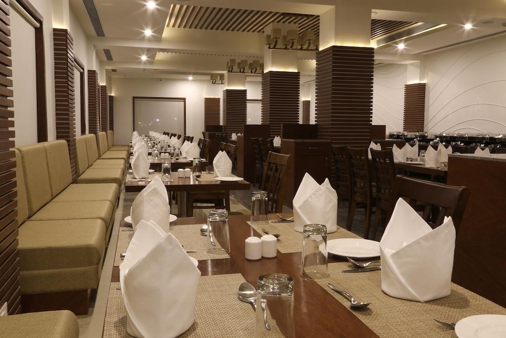 Отель The Fern Residency Mundra Экстерьер фото